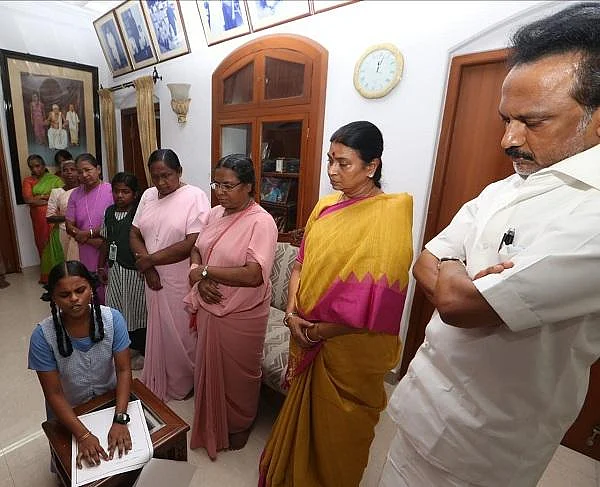 கோபாலபுரம் இல்லத்தில் மண்டியிட்டு கருணாநிதிக்கு இரங்கற்பா வாசித்த மாற்றுத்திறனாளி மாணவி!