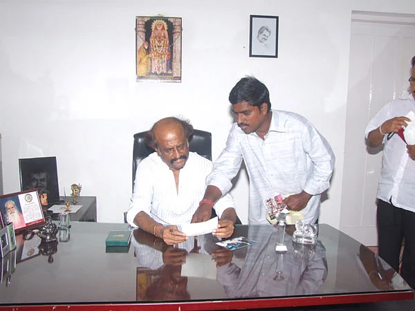 சீக்கிரமே வருவேன்... நல்லதே நடக்கும்! : ரசிகனிடம் ரஜினி சத்தியம்