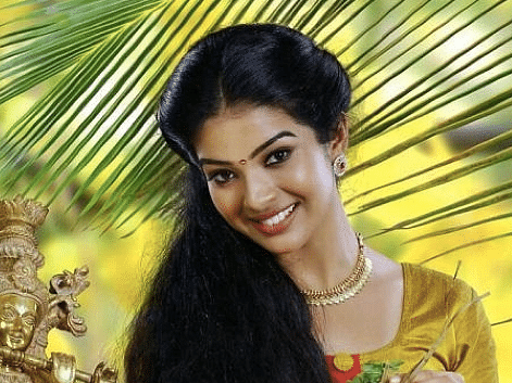 "சீரியல்ல நான் போடுற எல்லா டிரஸ்ஸும் மாமியார் செலக்ட் பண்றதுதான்'' -'அரண்மனைகிளி' மோனிஷா!