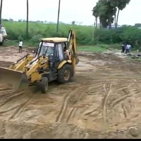 மண் கடத்தல் விவகாரத்தில் காவலர்மீது தாக்குதல்?! - திமுக ஒன்றியச் செயலாளர் உள்ளிட்ட மூவர்மீது வழக்கு