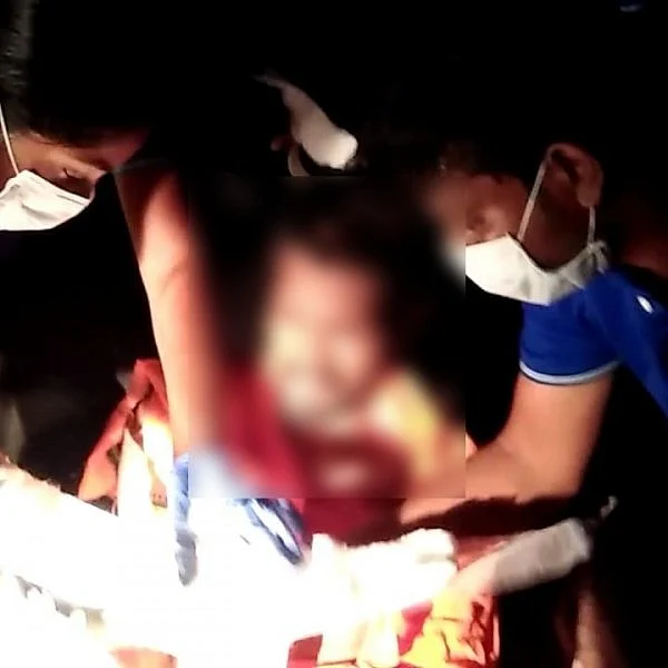 கைகள் துண்டாகி சாக்கடையில் கிடந்த மனிதரை மீட்டு மறுவாழ்வு அளித்த `பவானி' இளைஞர்கள்!