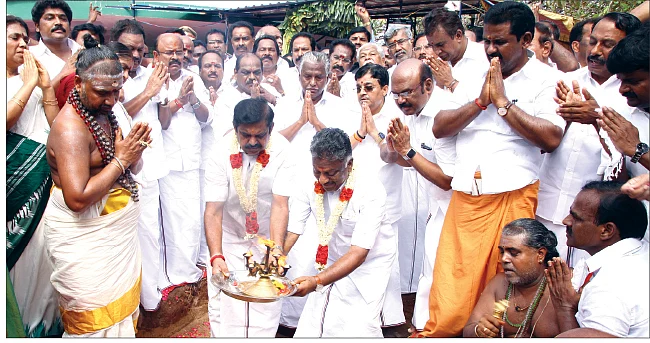 ஊர்ல கல்யாணம்... மார்ல சந்தனம்! - அம்மா சமாதி ‘டெண்டர்’ குஷி!