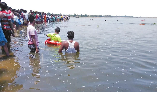 காவிரியாற்றில் தொடரும் உயிர் பலி... காகித ஆலை காரணமா?