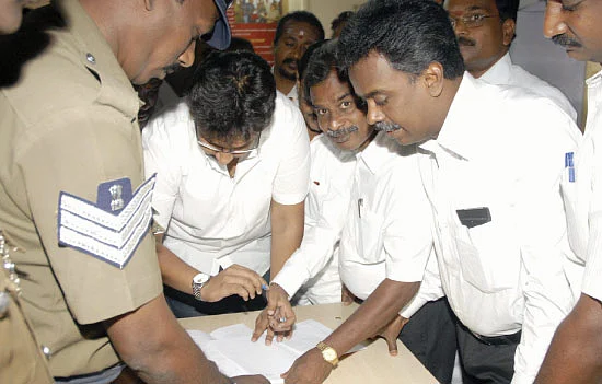''உங்களைவிட என் படை பெருசுப்பா!''