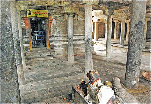 மலைக்கோயிலில் மகேஸ்வரன்... தாழக்கோயிலில் காமாட்சி!