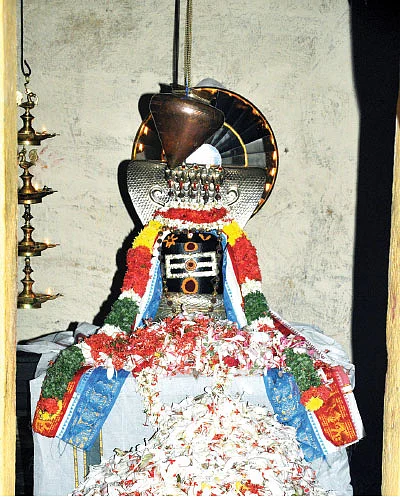 பிரிந்த தம்பதியர் ஒன்றுசேர... மலர்குழல் நாயகிக்கு பச்சைப்பட்டு!