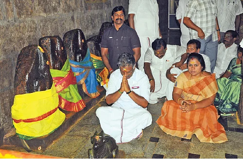 மிஸ்டர் கழுகு: ஸ்லீப்பர் செல்களாக 10 அமைச்சர்கள்