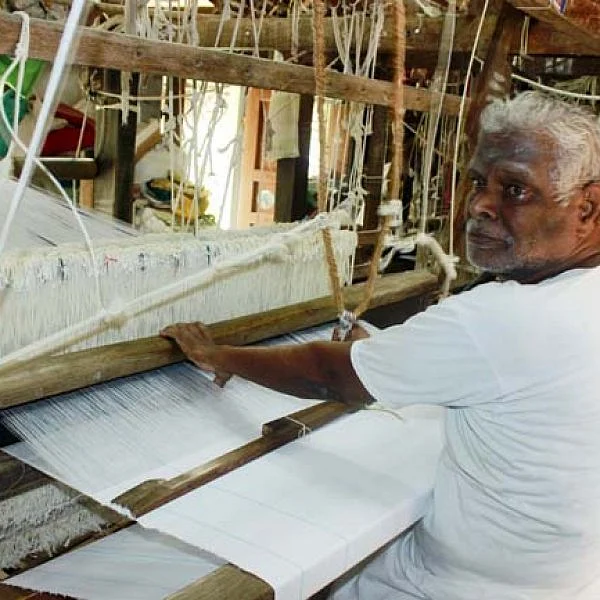 "என் உயிர் கைத்தறி தொழிலோடுதான் முடியவேண்டும்!" - கலங்கும் கரூர் கைத்தறி நெசவாளர்!