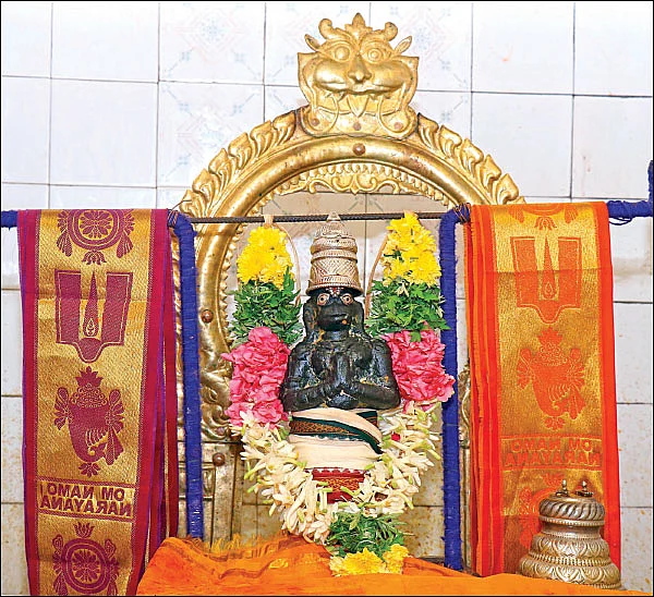 அனுமன் தரிசனம் - ஆலமரத்து வேரில் ஸ்ரீபால அனுமன்!