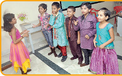 ஜாலியாக ஆடலாம்...சைகையால் ஜெயிக்கலாம் !