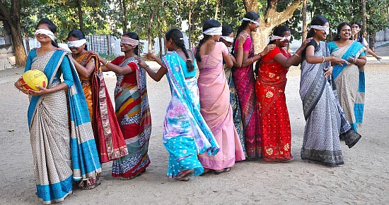 கண்ணைக் கட்டி கிரெளண்டில் விடு!