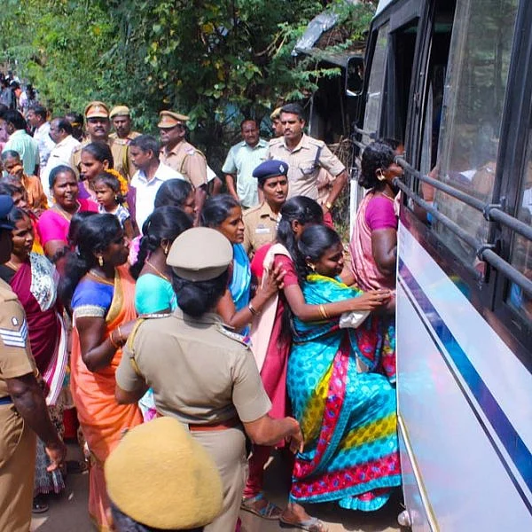 திருவாரூர் அருகே கடம்பங்குடியில் ஓஎன்ஜிசி நிறுவனம் ஆழ்குழாய் கிணறு அமைக்கும் பணிகளை நிறுத்த வலியுறுத்தி கிராம மக்கள் பள்ளி மாணவர்கள் உட்பட்ட 200 க்கும் மேற்பட்டோர் முற்றுகை போராட்டம் படங்கள் - க.சதீஸ்குமார்