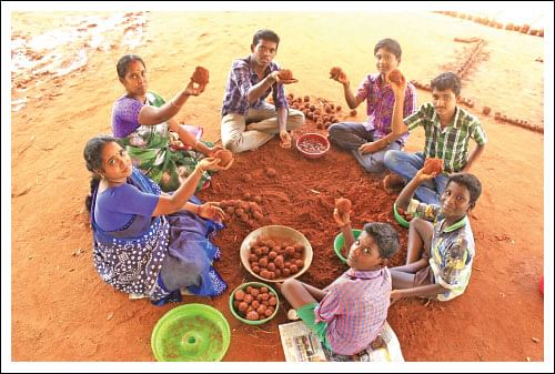 48 மணிநேரம்... 11 லட்சம் விதைப்பந்துகள்!