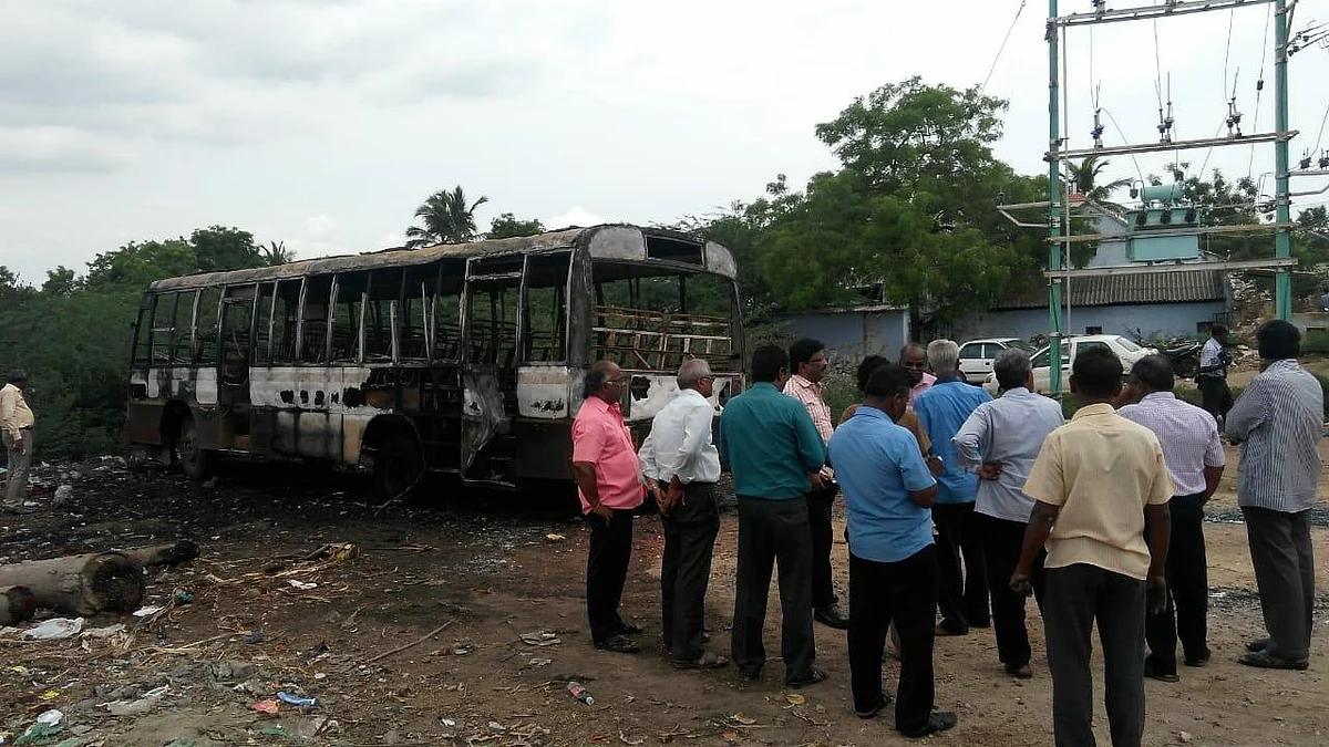 ராக்கெட் ராஜா கைதுக்கு எதிர்ப்பு..! நெல்லையில் பேருந்து தீ வைத்து எரிப்பு