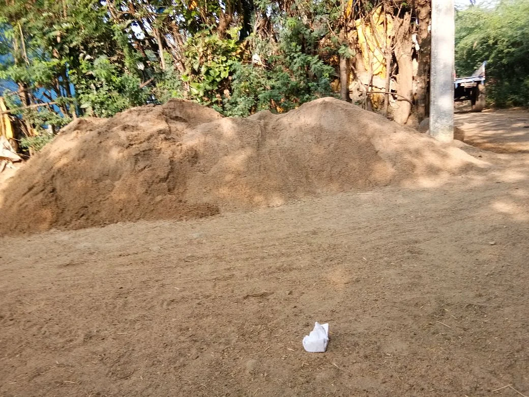 `ஆற்றிலேயே குழிதோண்டி புதைச்சிடுவோம்' - மணல் கடத்தலைத் தடுக்க முயன்றவருக்கு அமைச்சரின் ஆதரவாளர்கள் மிரட்டல்