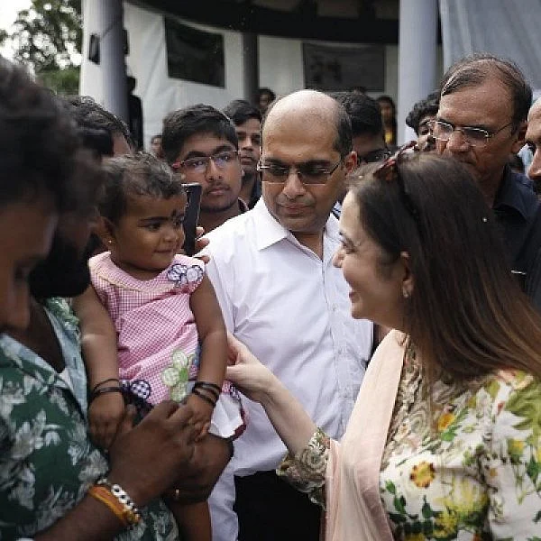 `கடவுள் தேசம் விரைவில் அதன் பெருமைக்குத் திரும்பும்’ - கேரள மக்களை சந்தித்த நீட்டா அம்பானி