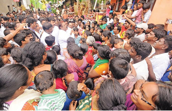 “ரெண்டு பேருமே வரக் கூடாது!”