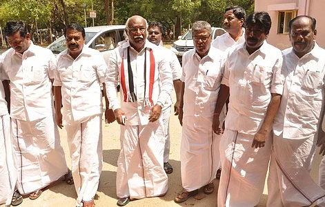ராமநாதபுரத்தில் வேட்புமனு தாக்கல் செய்தார் அன்வர்ராஜா!