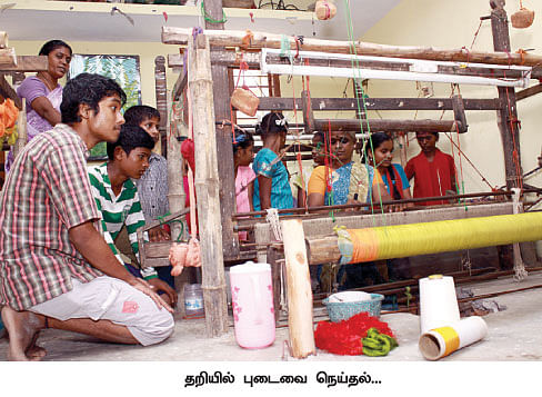 பளபளக்கும் பனானா ஆடைகள் !