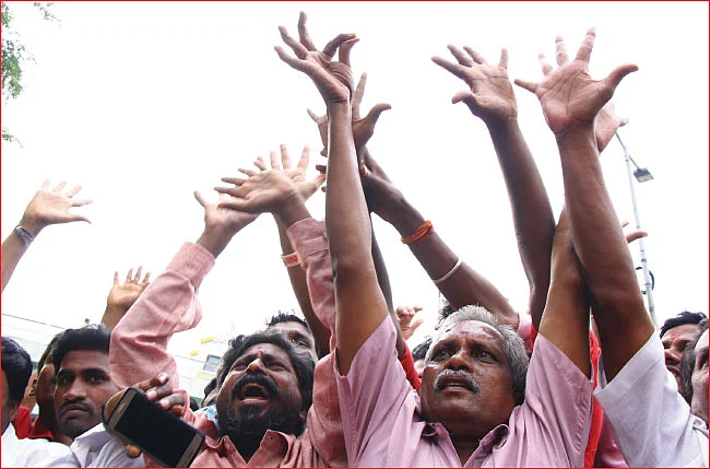 “நாம கத்துறது தலைவர் காதுல விழணும்!”