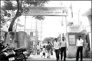 புத்தகத்துக்குள் கத்தி... தப்பி ஓடாத மாணவன்!