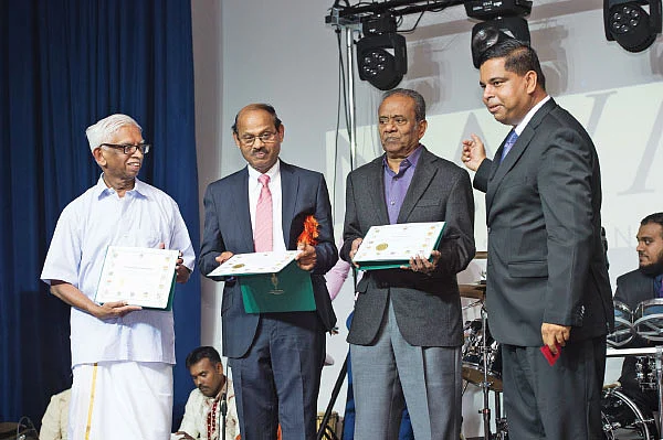 மேசையில் ஓர் இடம் - அ.முத்துலிங்கம்