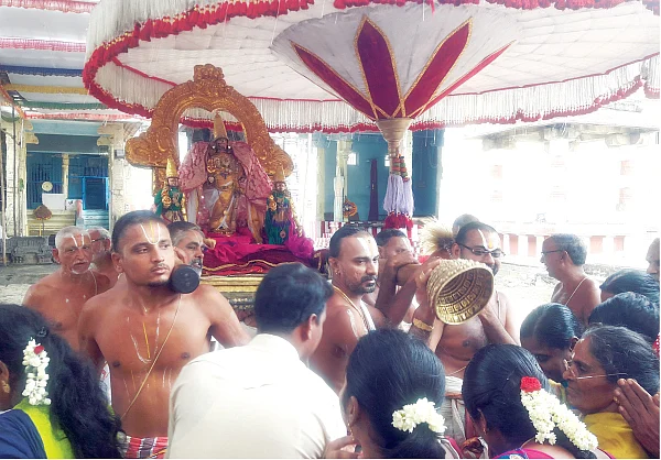 “பாசுரம் பாடவிடாமல் பெருமாளைப் பிடுங்கிச் சென்றனர்!”