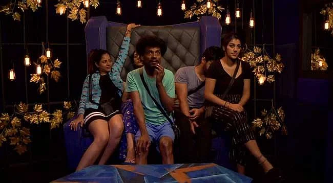 கட்டிப் பிடிச்சு கட்டிப் பிடிச்சு தலைவியான வைஷ்ணவி! #BiggBossTamil2
