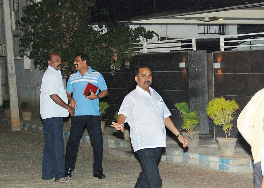 அழகிரியுடன், நெப்போலியன் திடீர் சந்திப்பு- ஒரு மணி நேரம் ஆலோசனை