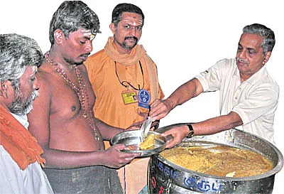 சேவையிலும் இருப்பான் ஐயப்பன்!