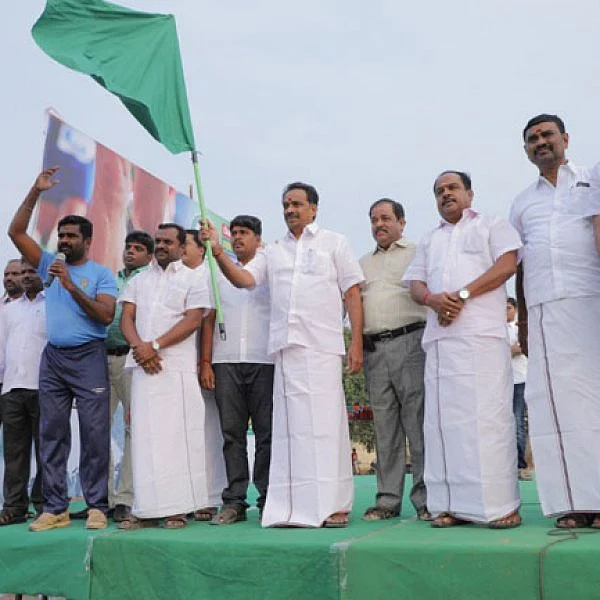 `பிளாஸ்டிக் ஒழிப்பு விழிப்பு உணர்வு மாராத்தன்!’- உறுதிமொழியுடன் தொடங்கி வைத்த அமைச்சர்