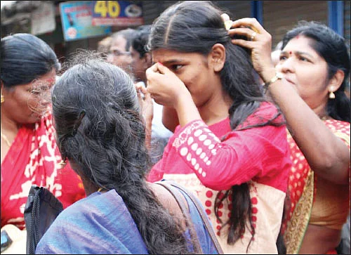 அனுமதியின்றி தொடுவதும் அத்துமீறலே!