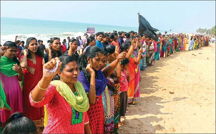 “சோறா கேட்டோம்... நீரா கேட்டோம்... குடியிருக்க வீடா கேட்டோம்?”