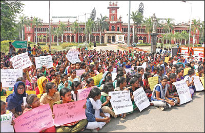 மரத்தடி மாநாடு: பயிர்க்கடன் தள்ளுபடி... மகிழ்ச்சியில் விவசாயிகள்!