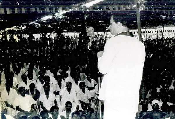 கழகத்தை மையம் கொண்ட காமராஜர் புயல்... மாற்று முகாமிலிருந்தும் மாலையிடப்பட்ட கர்மவீரர்!