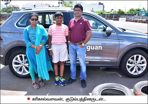 புலியும் உடும்பும் ஒரே காரில்!