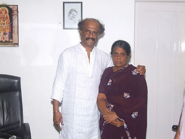 சீக்கிரமே வருவேன்... நல்லதே நடக்கும்! : ரசிகனிடம் ரஜினி சத்தியம்