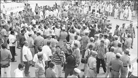 ''அல்சர் நீக்கிய டாக்டரை ஆதீனம் ஆக்கலாமா?''