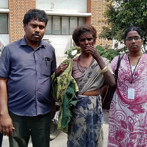 `காப்பகங்கள் இந்தப் பெண்ணை சேர்த்துக்கொள்ள மறுக்கின்றன’ - சேலம் கலெக்டரிடம் முறையிட்ட சமூக ஆர்வலர்