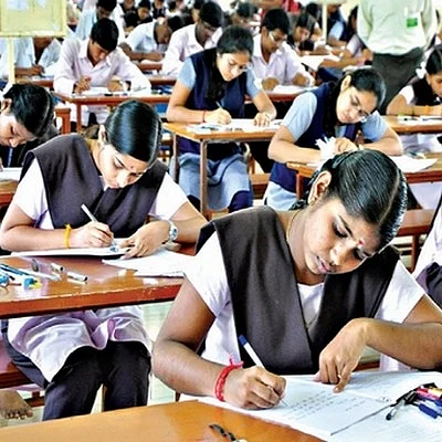 தேர்வு எழுதும் மாணவர்கள்