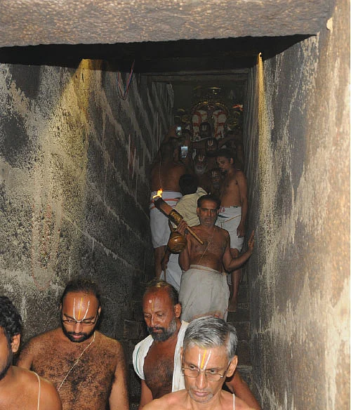 கிணற்றுக்குள் உற்சவம்... நடவாவி அற்புதம்!