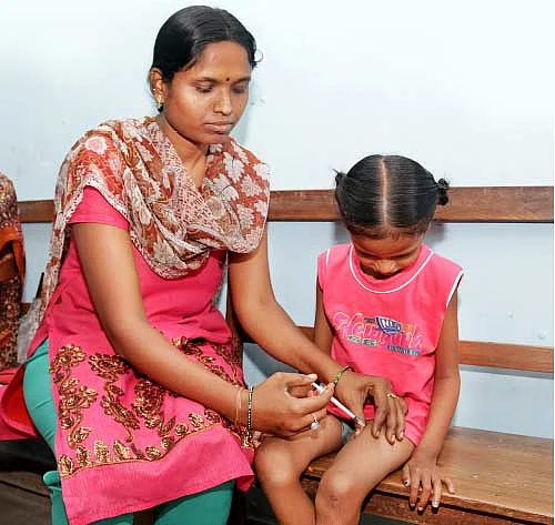 ஊசியோடு போராடும் குழந்தைகள்