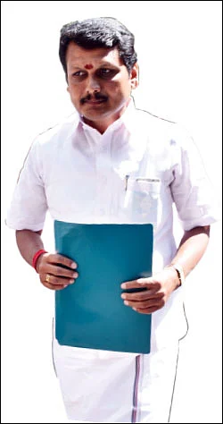 மிஸ்டர் கழுகு - கஜானாவுக்கு லாக், தினகரனுக்கு செக்! - பின்னணியில் இளவரசி குடும்பம்