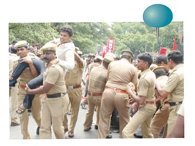 ''சீழ் உள்ள இடத்தில்தானே அறுவைசிகிச்சை பண்ணணும்!''