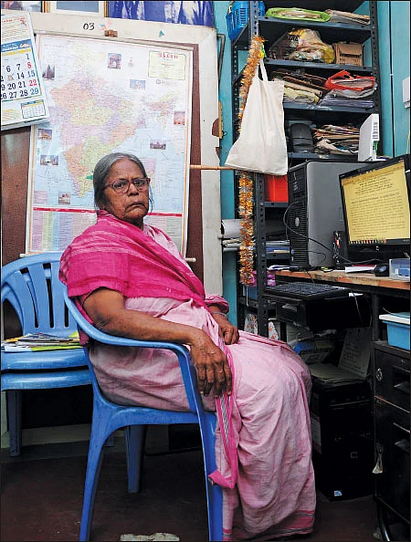 நேசக்காரிகள்: உழைப்பாளிகளுக்காக உழைப்பவர்! - கீதா