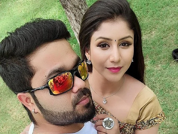 ``கொரோனோ சூழலில் குழந்தை பிறந்ததும் மகிழ்ச்சிதான்.. ஏன்னா..?" – `ராஜா ராணி’ சஞ்சீவ் - ஆல்யா