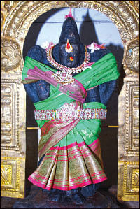குறை தீர்க்கும் கோயில்கள் - 6 - அபூர்வ கோலத்தில் திருமகளும் துர்கையும்!