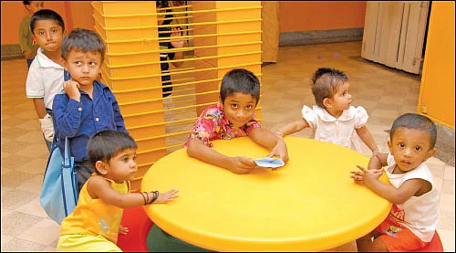 இரண்டு வயதில் ப்ளே ஸ்கூலுக்கு அனுப்பலாமா? - ஆனந்தம் விளையாடும் வீடு - 12