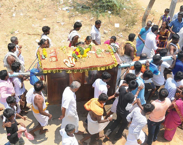 கிணற்றுக்குள் உற்சவம்... நடவாவி அற்புதம்!