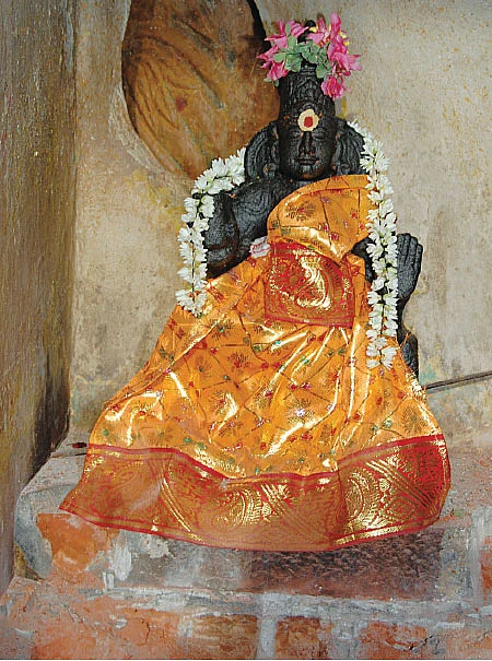 மண் மணக்கும் கோயில்கள்... குறை தீர்க்கும் சாமிகள்!